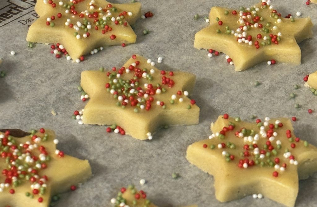 Ungebackene Weihnachtsplätzchen mit bunten Streuseln